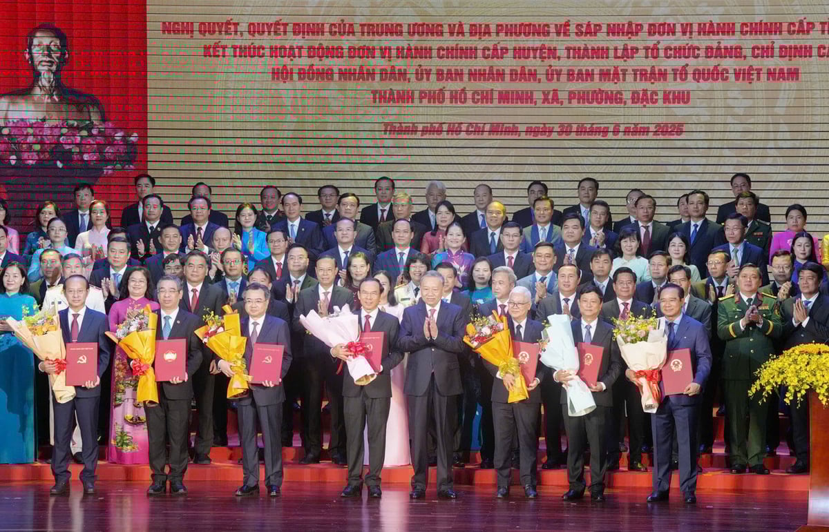 Tổng Bí thư Tô Lâm đã thực hiện nghi thức trao Nghị quyết của Quốc hội về việc thành lập TPHCM mới, các Quyết định của Trung ương về chỉ định nhân sự Thành ủy, HĐND, UBND, Ủy ban MTTQ Việt Nam TPHCM mới. Ảnh: Q.Huy - Hữu Khoa. Tổng Bí thư Tô Lâm đã thực hiện nghi thức trao Nghị quyết của Quốc hội về việc thành lập TPHCM mới, các Quyết định của Trung ương về chỉ định nhân sự Thành ủy, HĐND, UBND, Ủy ban MTTQ Việt Nam TPHCM mới. Ảnh: Q.Huy - Hữu Khoa.