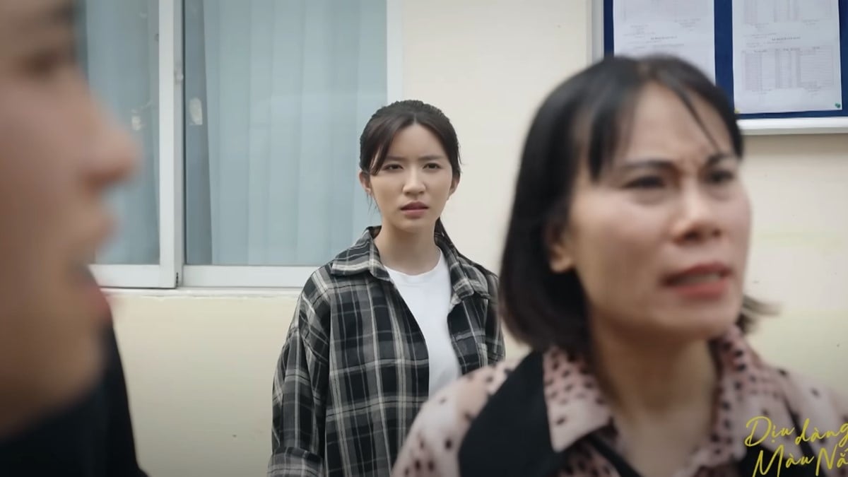 Mọi người đến gặp Quỳnh để hỏi về công việc. Ảnh CMH Mọi người đến gặp Quỳnh để hỏi về công việc. Ảnh CMH
