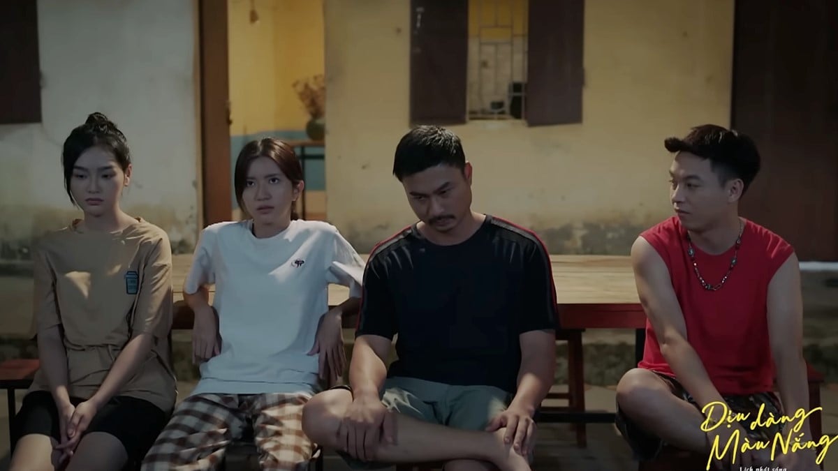 Xuân lo lắng khi máy móc ở công ty bị hỏng. Ảnh CMH Xuân lo lắng khi máy móc ở công ty bị hỏng. Ảnh CMH