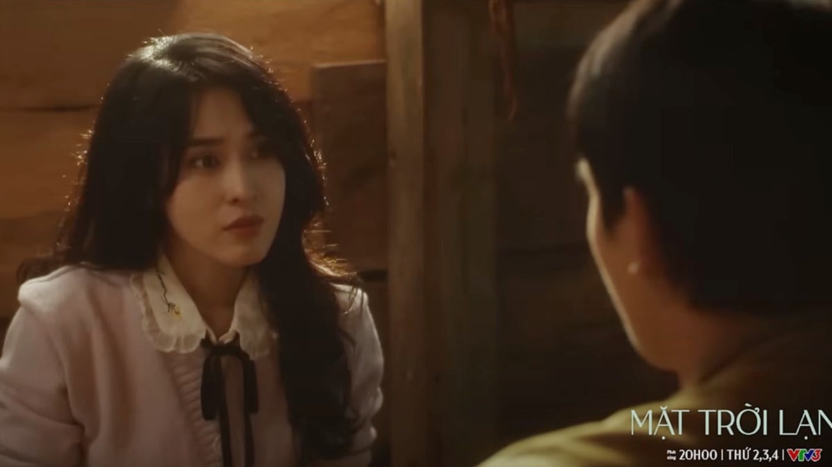 Mai Ly tìm cách kéo Dương về bên cạnh. Ảnh CMH Mai Ly tìm cách kéo Dương về bên cạnh. Ảnh CMH
