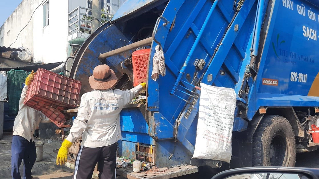 Thu gom rác thải sinh hoạt tại Long An. Ảnh: Thanh Bạch. Thu gom rác thải sinh hoạt tại Long An. Ảnh: Thanh Bạch.