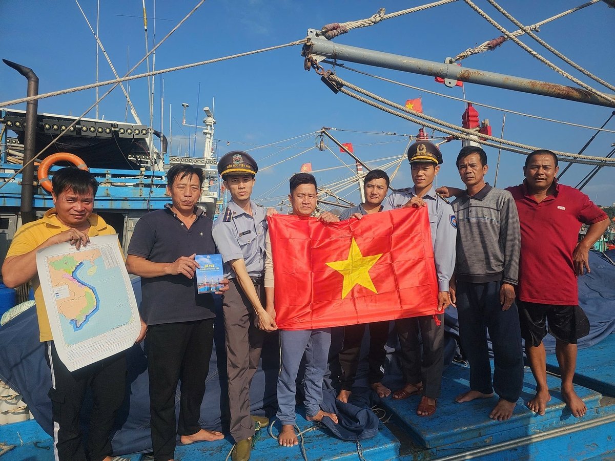 Ngoài nhiệm vụ kiểm tra việc chấp hành pháp luật, Trạm kiểm ngư trên Đảo Bạch Long Vĩ còn có nhiệm vụ đi tuyên truyền kiến thức pháp luật và tặng sổ tay đi biển, cờ tổ quốc cho bà con ngư dân. Ảnh: Nhật Lam. Ngoài nhiệm vụ kiểm tra việc chấp hành pháp luật, Trạm kiểm ngư trên Đảo Bạch Long Vĩ còn có nhiệm vụ đi tuyên truyền kiến thức pháp luật và tặng sổ tay đi biển, cờ tổ quốc cho bà con ngư dân. Ảnh: Nhật Lam.