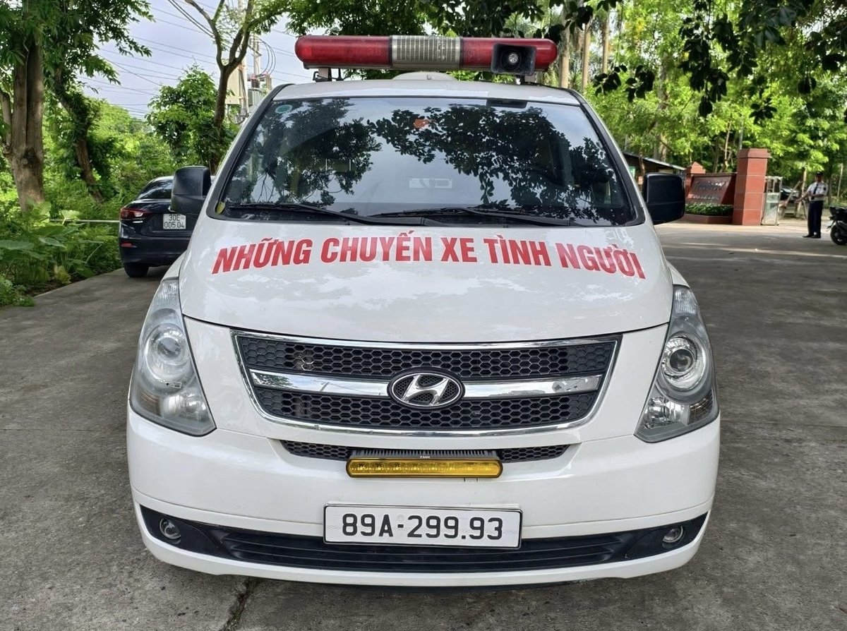 Những chuyến xe tình nguyện đưa đón nạn nhân về quê. Ảnh: Lang Bính. Những chuyến xe tình nguyện đưa đón nạn nhân về quê. Ảnh: Lang Bính.