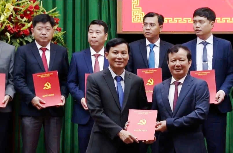 Ông Đặng Phước Bình (trái) nhận Quyết định giữ chức Bí thư Đảng ủy phường Thủy Xuân. Ảnh: V.D Ông Đặng Phước Bình (trái) nhận Quyết định giữ chức Bí thư Đảng ủy phường Thủy Xuân. Ảnh: V.D