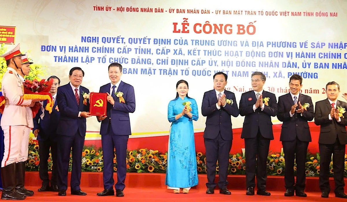 Lãnh đạo Ban Nội chính Trung ương công bố quyết định về nhân sự Đảng, chính quyền tỉnh Đồng Nai mới. Ảnh: HT. Lãnh đạo Ban Nội chính Trung ương công bố quyết định về nhân sự Đảng, chính quyền tỉnh Đồng Nai mới. Ảnh: HT.