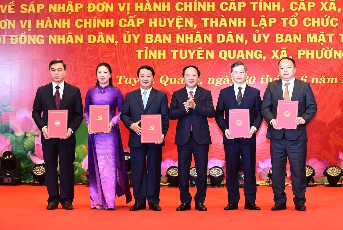 Thượng tướng Trịnh Văn Quyết, Bí thư Trung ương Đảng, Chủ nhiệm Tổng cục Chính trị Quân đội nhân dân Việt Nam trao Quyết định chỉ định của Trung ương cho lãnh đạo tỉnh Tuyên Quang. Ảnh: T.Phúc. Thượng tướng Trịnh Văn Quyết, Bí thư Trung ương Đảng, Chủ nhiệm Tổng cục Chính trị Quân đội nhân dân Việt Nam trao Quyết định chỉ định của Trung ương cho lãnh đạo tỉnh Tuyên Quang. Ảnh: T.Phúc.