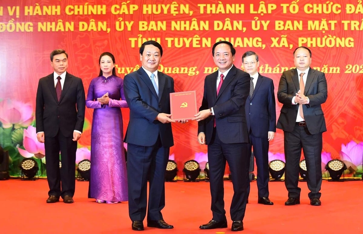 Ông Hầu A Lềnh (bên trái) nhận Quyết định giữ chức Bí thư Tỉnh ủy Tuyên Quang. Ảnh: T. Phúc. Ông Hầu A Lềnh (bên trái) nhận Quyết định giữ chức Bí thư Tỉnh ủy Tuyên Quang. Ảnh: T. Phúc.