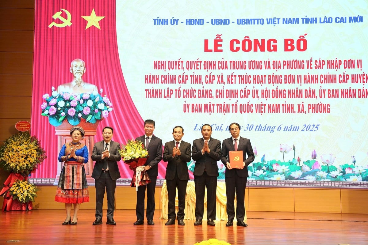 Bí thư Trung ương Đảng Trần Lưu Quang trao Nghị quyết của Quốc hội về sắp xếp các đơn vị hành chính cấp tỉnh; Quyết định của Bộ Chính trị về việc thành lập Đảng bộ tỉnh Lào Cai; Quyết định của Bộ Chính trị về việc chỉ định Ban Chấp hành, Ban Thường vụ, Bí thư, Phó Bí thư Tỉnh uỷ Lào Cai nhiệm kỳ 2020 - 2025. Ảnh: Thanh Tiến. Bí thư Trung ương Đảng Trần Lưu Quang trao Nghị quyết của Quốc hội về sắp xếp các đơn vị hành chính cấp tỉnh; Quyết định của Bộ Chính trị về việc thành lập Đảng bộ tỉnh Lào Cai; Quyết định của Bộ Chính trị về việc chỉ định Ban Chấp hành, Ban Thường vụ, Bí thư, Phó Bí thư Tỉnh uỷ Lào Cai nhiệm kỳ 2020 - 2025. Ảnh: Thanh Tiến.