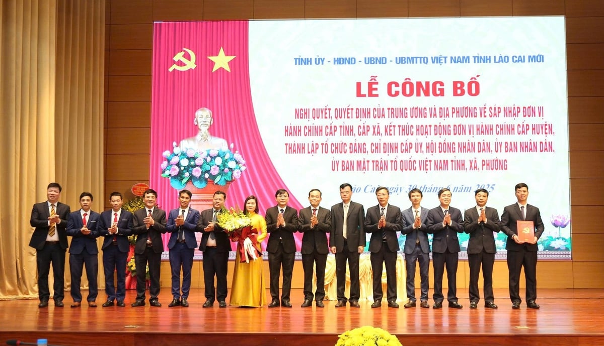 Bí thư Trung ương Đảng Trần Lưu Quang trao Quyết định của Ban Bí thư chỉ định Uỷ ban Kiểm tra, Chủ nhiệm, các Phó Chủ nhiệm Uỷ ban Kiểm tra tỉnh Lào Cai. Ảnh: Thanh Tiến. Bí thư Trung ương Đảng Trần Lưu Quang trao Quyết định của Ban Bí thư chỉ định Uỷ ban Kiểm tra, Chủ nhiệm, các Phó Chủ nhiệm Uỷ ban Kiểm tra tỉnh Lào Cai. Ảnh: Thanh Tiến.