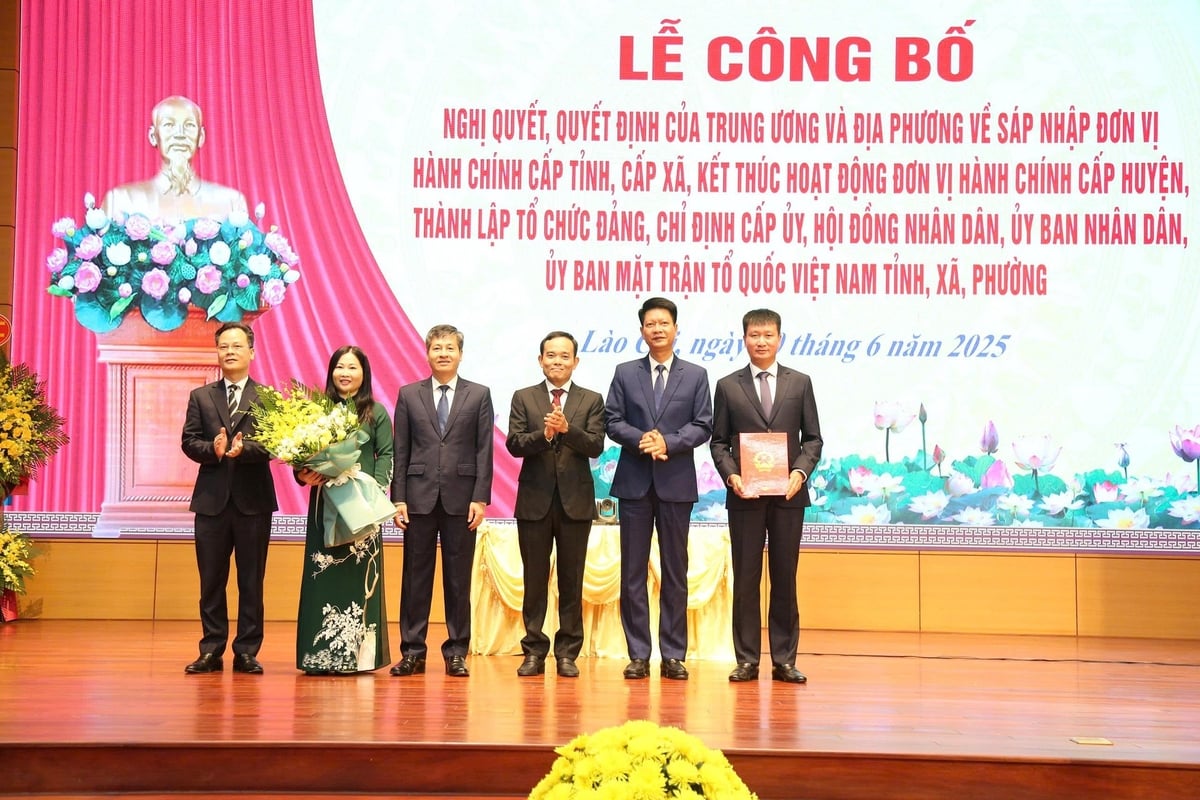 Trao Quyết định của Thủ tướng Chính phủ về chỉ định Chủ tịch, Phó Chủ tịch Uỷ ban nhân dân tỉnh Lào Cai. Ảnh: Thanh Tiến. Trao Quyết định của Thủ tướng Chính phủ về chỉ định Chủ tịch, Phó Chủ tịch Uỷ ban nhân dân tỉnh Lào Cai. Ảnh: Thanh Tiến.