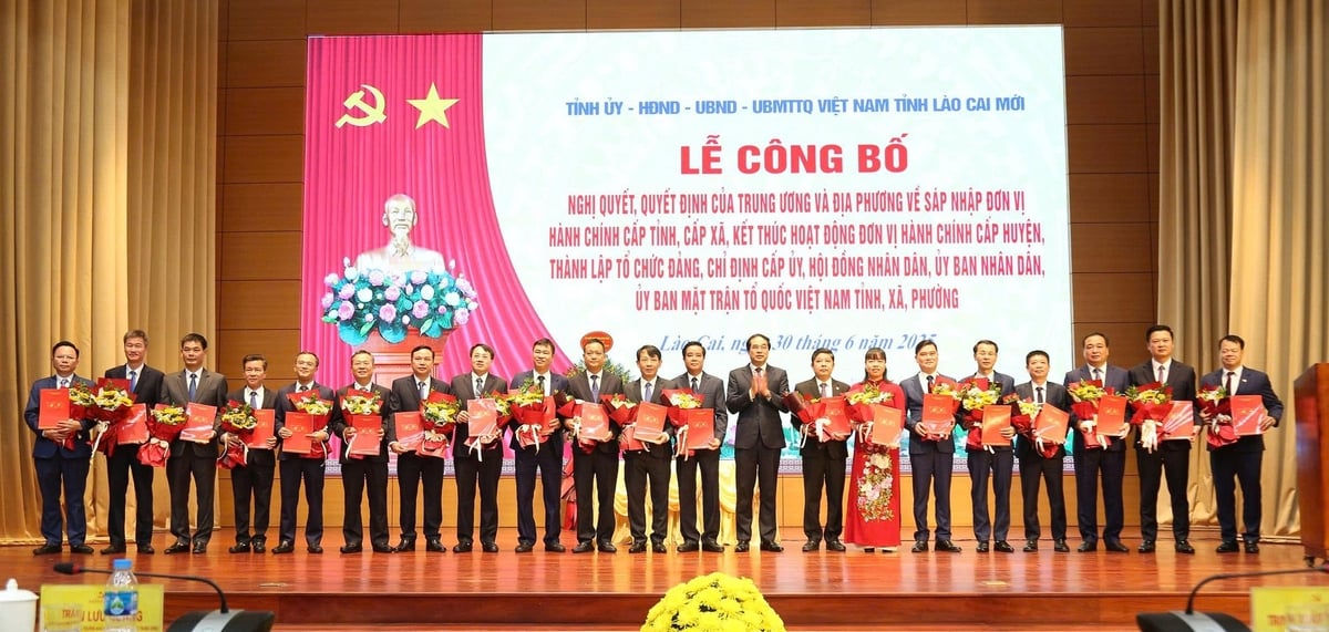 Trao quyết định cho bí thư các xã, phường. Ảnh: Thanh Tiến. Trao quyết định cho bí thư các xã, phường. Ảnh: Thanh Tiến.