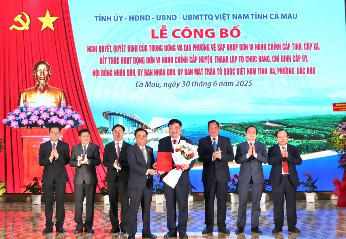 Phó Chủ tịch Quốc hội Lê Minh Hoan trao quyết định và tăng hoa ông Phạm Thành Ngại giữ chức Chủ tịch UBND tỉnh Cà Mau (mới). Ảnh: Trọng Linh. Phó Chủ tịch Quốc hội Lê Minh Hoan trao quyết định và tăng hoa ông Phạm Thành Ngại giữ chức Chủ tịch UBND tỉnh Cà Mau (mới). Ảnh: Trọng Linh.
