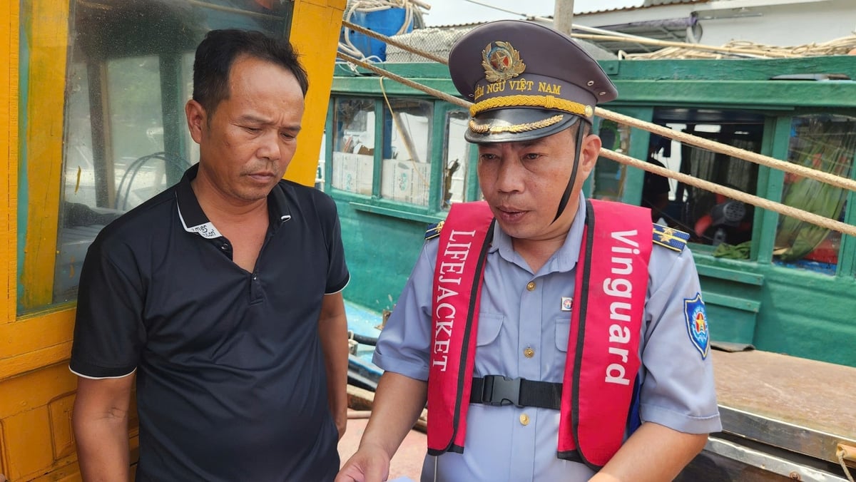 Lực lượng kiểm ngư Quảng Ninh kết hợp xử phạt với tuyên truyền đến người dân. Ảnh: Nguyễn Thành. Lực lượng kiểm ngư Quảng Ninh kết hợp xử phạt với tuyên truyền đến người dân. Ảnh: Nguyễn Thành.