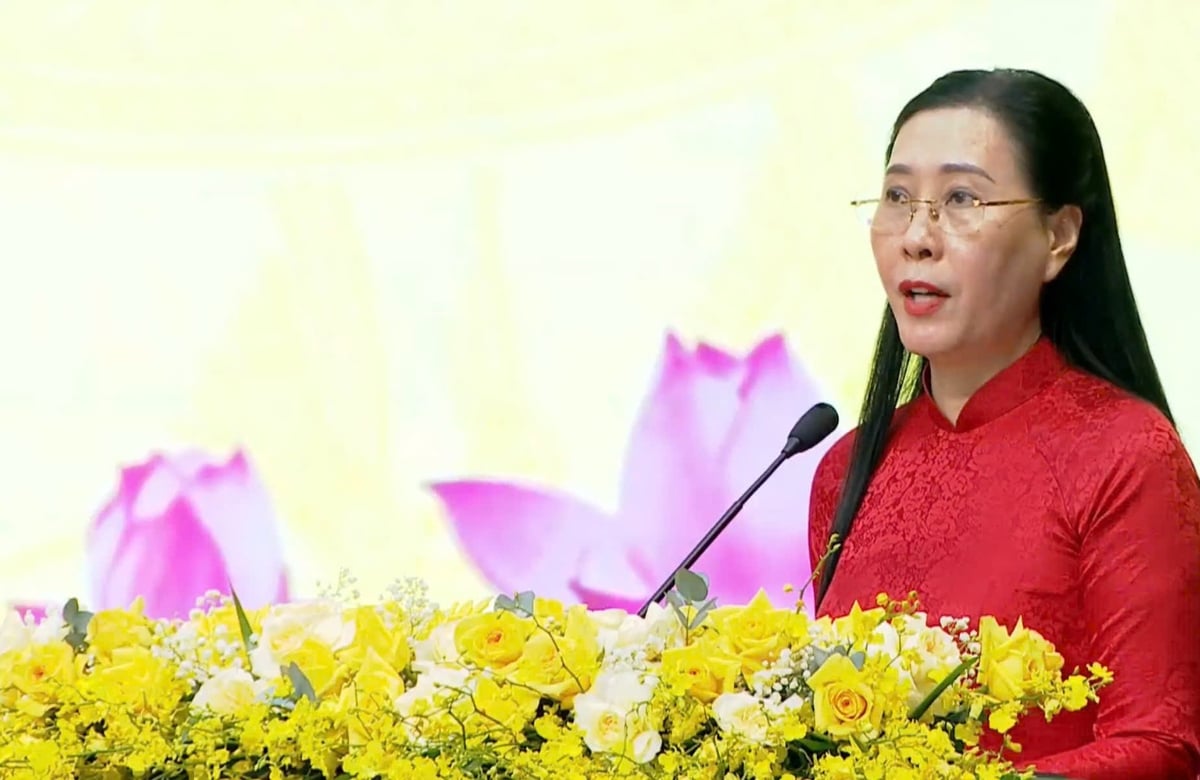 Bà Bùi Thị Quỳnh Vân, Bí thư Tỉnh uỷ Quảng Ngãi (mới) phát biểu nhận nhiệm vụ. Ảnh: Võ Hà Bà Bùi Thị Quỳnh Vân, Bí thư Tỉnh uỷ Quảng Ngãi (mới) phát biểu nhận nhiệm vụ. Ảnh: Võ Hà