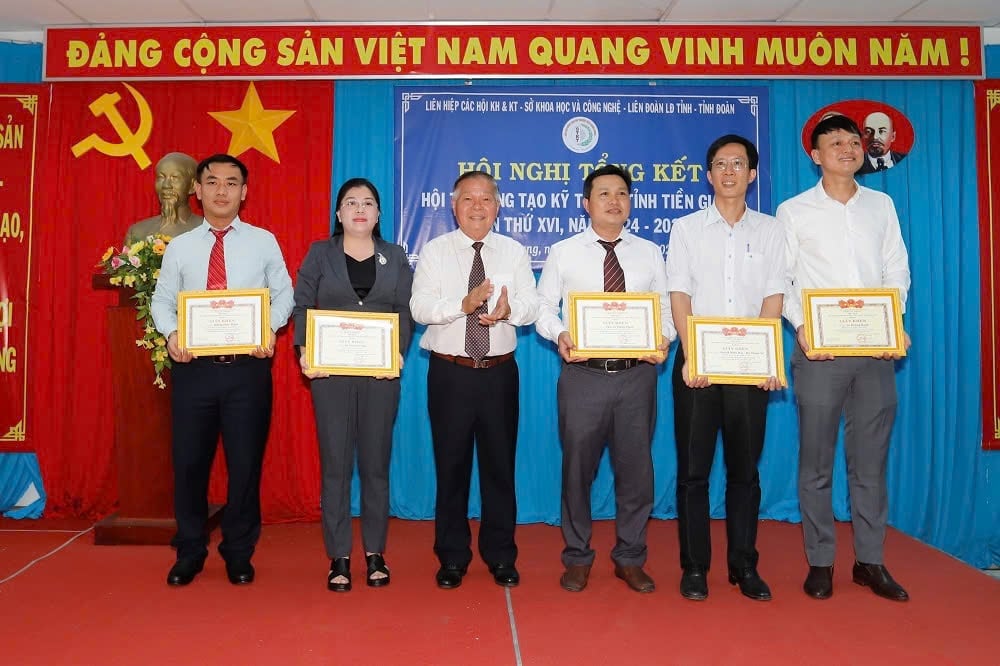 Ông Nguyễn Văn Khang, Chủ tịch Liên hiệp Hội Khoa học kỹ thuật tỉnh Tiền Giang trao giải nhì cho các cá nhân đạt giải. Ảnh: Minh Đảm. Ông Nguyễn Văn Khang, Chủ tịch Liên hiệp Hội Khoa học kỹ thuật tỉnh Tiền Giang trao giải nhì cho các cá nhân đạt giải. Ảnh: Minh Đảm.
