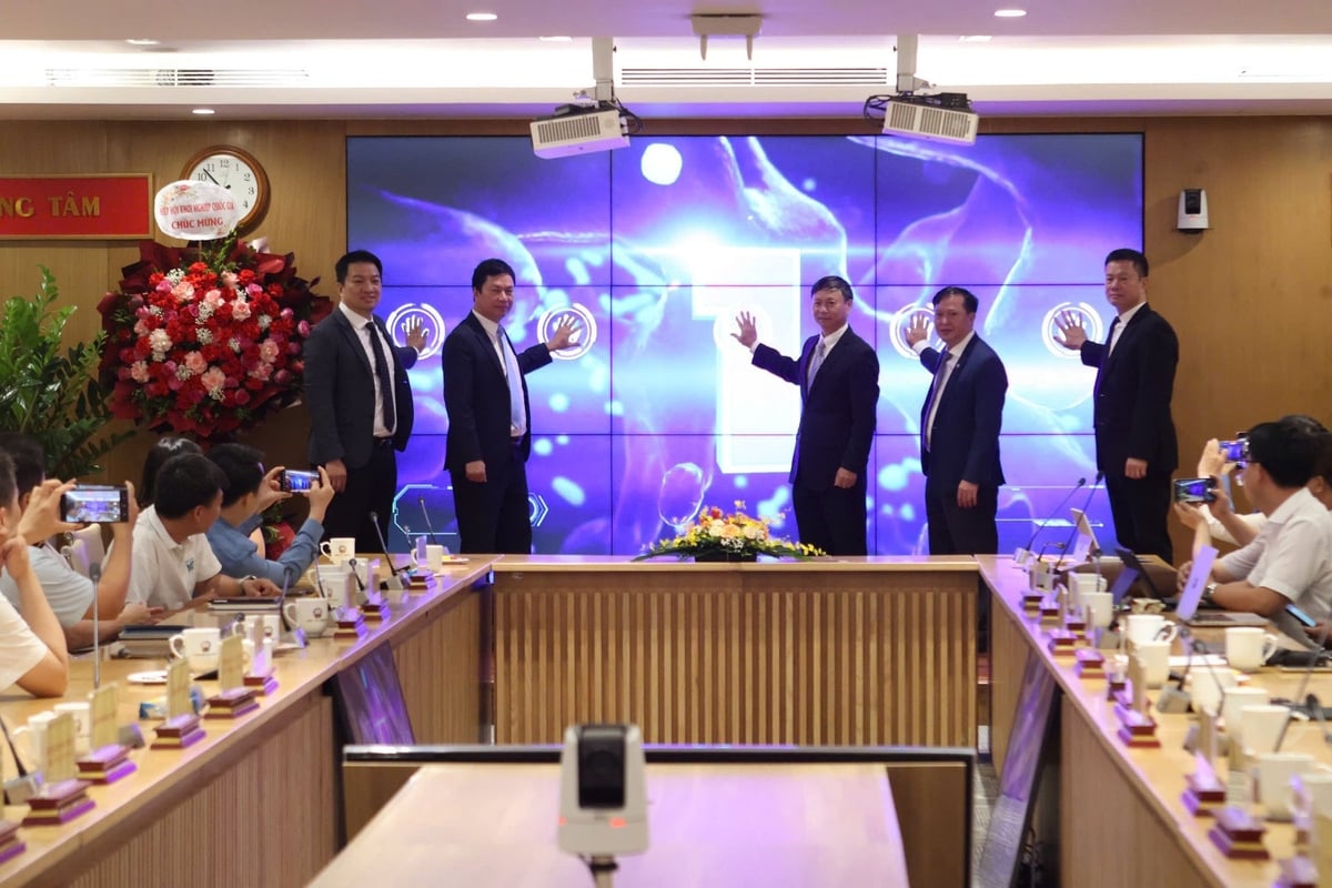 Các đại biểu thực hiện nghi thức ra mắt Sàn giao dịch khoa học và công nghệ Việt Nam. Ảnh: Mai Hà. Các đại biểu thực hiện nghi thức ra mắt Sàn giao dịch khoa học và công nghệ Việt Nam. Ảnh: Mai Hà.