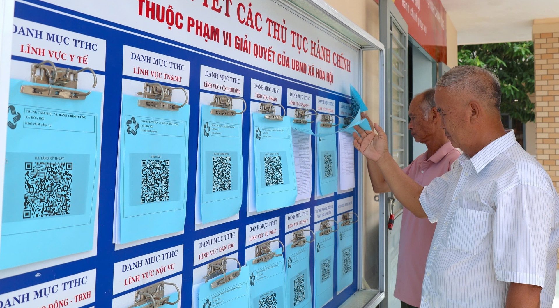 Người dân xã biên giới Hòa Hội đến Trung tâm Hành chính công giải quyết thủ tục hành chính. Ảnh: Trần Trung. Người dân xã biên giới Hòa Hội đến Trung tâm Hành chính công giải quyết thủ tục hành chính. Ảnh: Trần Trung.