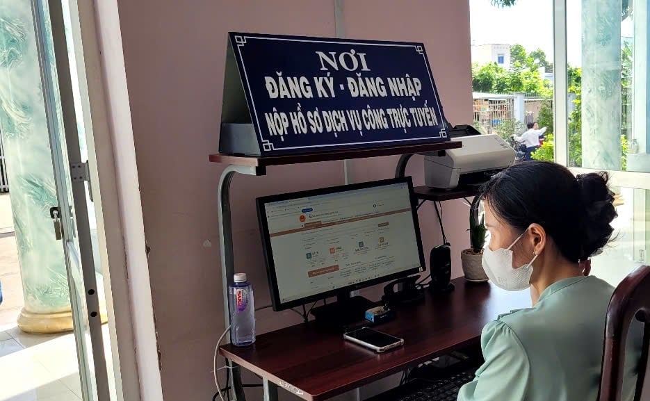 Tăng cường ứng dụng công nghệ, thực hiện dịch vụ công trực tuyến. Ảnh: Minh Đảm. Tăng cường ứng dụng công nghệ, thực hiện dịch vụ công trực tuyến. Ảnh: Minh Đảm.