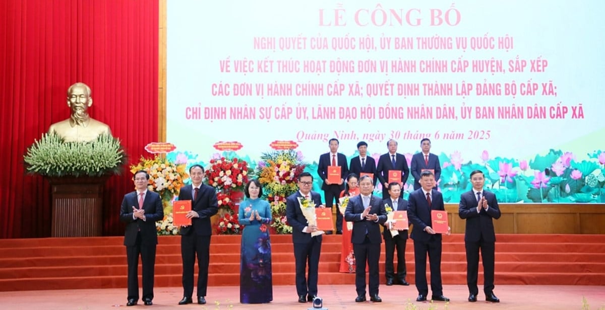 Lãnh đạo tỉnh Quảng Ninh trao các quyết định cho Đảng bộ phường Hạ Long. Ảnh: Báo Quảng Ninh.