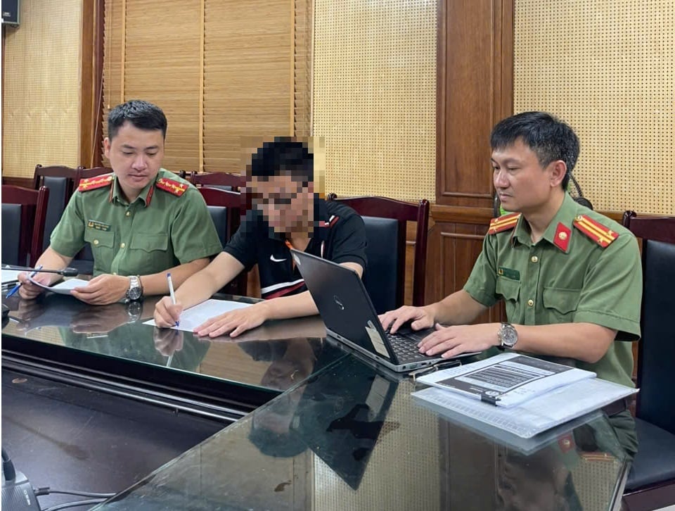 Công an TP Hà Nội làm việc với thí sinh vi phạm trong kỳ thi tốt nghiệp THPT năm 2025. Ảnh: Công an TP Hà Nội. Công an TP Hà Nội làm việc với thí sinh vi phạm trong kỳ thi tốt nghiệp THPT năm 2025. Ảnh: Công an TP Hà Nội.
