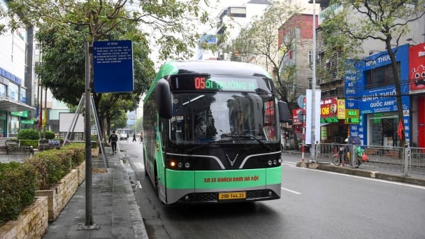 UBND TP Hà Nội ban hành giá vé cho xe buýt và tàu điện đường sắt đô thị có trợ giá. Ảnh: Cao Sơn.