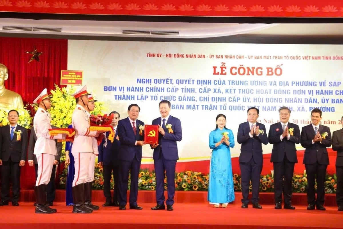 Ông Phan Đình Trạc, Ủy viên Bộ Chính trị, Trưởng Ban Nội chính Trung ương trao quyết định cho đồng chí ông Vũ Hồng Văn – Bí thư Tỉnh ủy tỉnh Đồng Nai. Ảnh: Novaland.