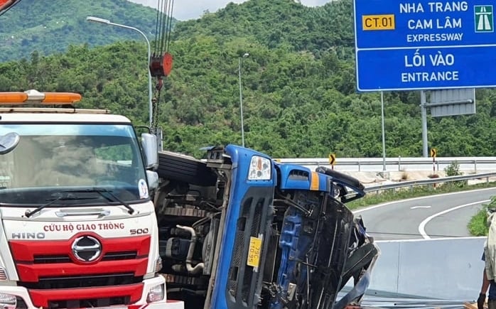 Hiện trường vụ lật xe tải chở thép. Ảnh: KN.