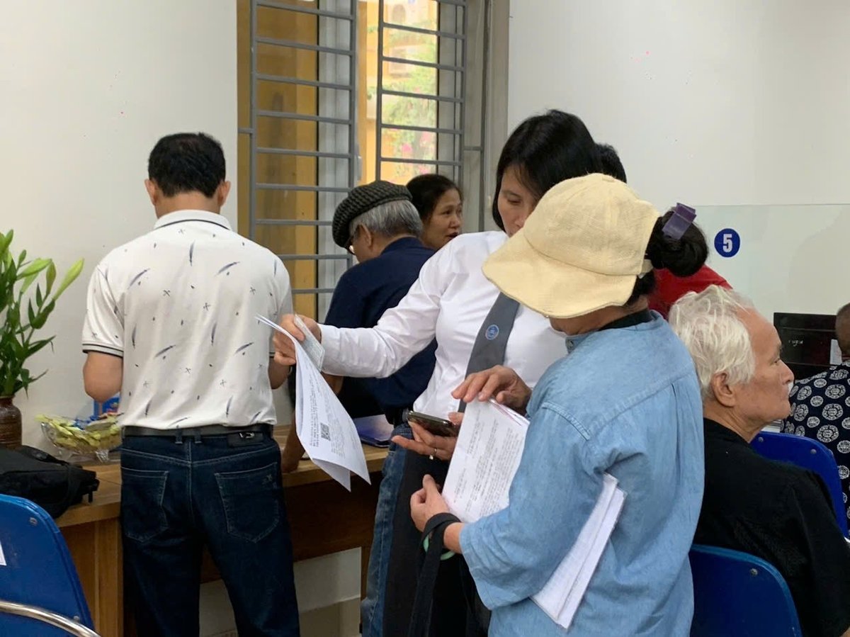 Người dân phường Tương Mai đến làm thủ tục hành chính được cán bộ hướng dẫn nhiệt tình. Ảnh: Lan Chi. Người dân phường Tương Mai đến làm thủ tục hành chính được cán bộ hướng dẫn nhiệt tình. Ảnh: Lan Chi.