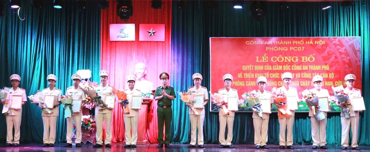 Thiếu tướng Nguyễn Hồng Ky - Phó Giám đốc Công an TP Hà Nội trao quyết định cho Chỉ huy các Đội chữa cháy và cứu nạn, cứu hộ khu vực. Ảnh: Công an TP Hà Nội.