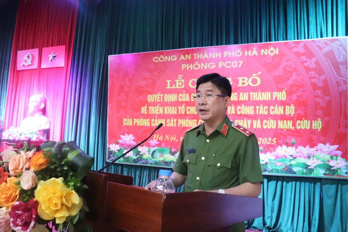 Trung tướng Nguyễn Tuấn Anh - Cục trưởng Cục Cảnh sát PCCC và CNCH, Bộ Công an phát phát biểu chỉ đạo tại buổi lễ. Ảnh: Công an TP Hà Nội.