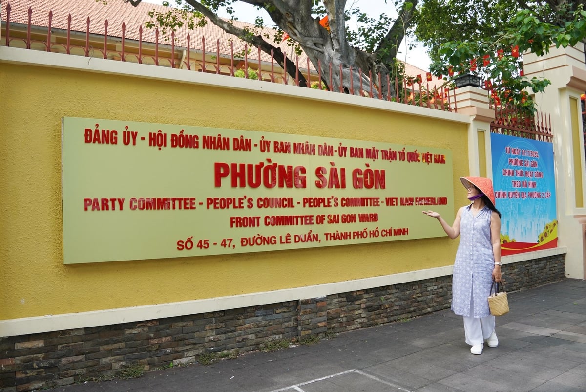 Khách du lịch thích thú check-in trước cổng trụ sở Đảng ủy - HĐND - UBND - Ủy ban MTTQ phường Sài Gòn. Ảnh: Nguyễn Thủy. Khách du lịch thích thú check-in trước cổng trụ sở Đảng ủy - HĐND - UBND - Ủy ban MTTQ phường Sài Gòn. Ảnh: Nguyễn Thủy.