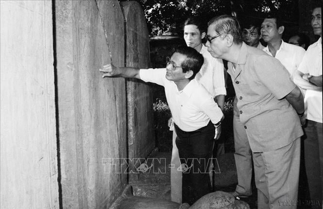 Giáo sư sử học Phan Huy Lê giới thiệu với Tổng Bí thư Nguyễn Văn Linh về di tích lịch sử Văn Miếu - Quốc Tử Giám (1987).