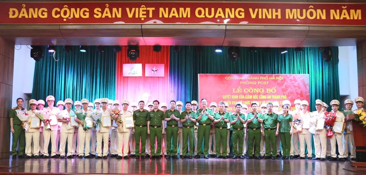 Chỉ huy các Đội chữa cháy và cứu nạn, cứu hộ cùng đại biểu tham gia buổi lễ. Ảnh: Công an TP Hà Nội.