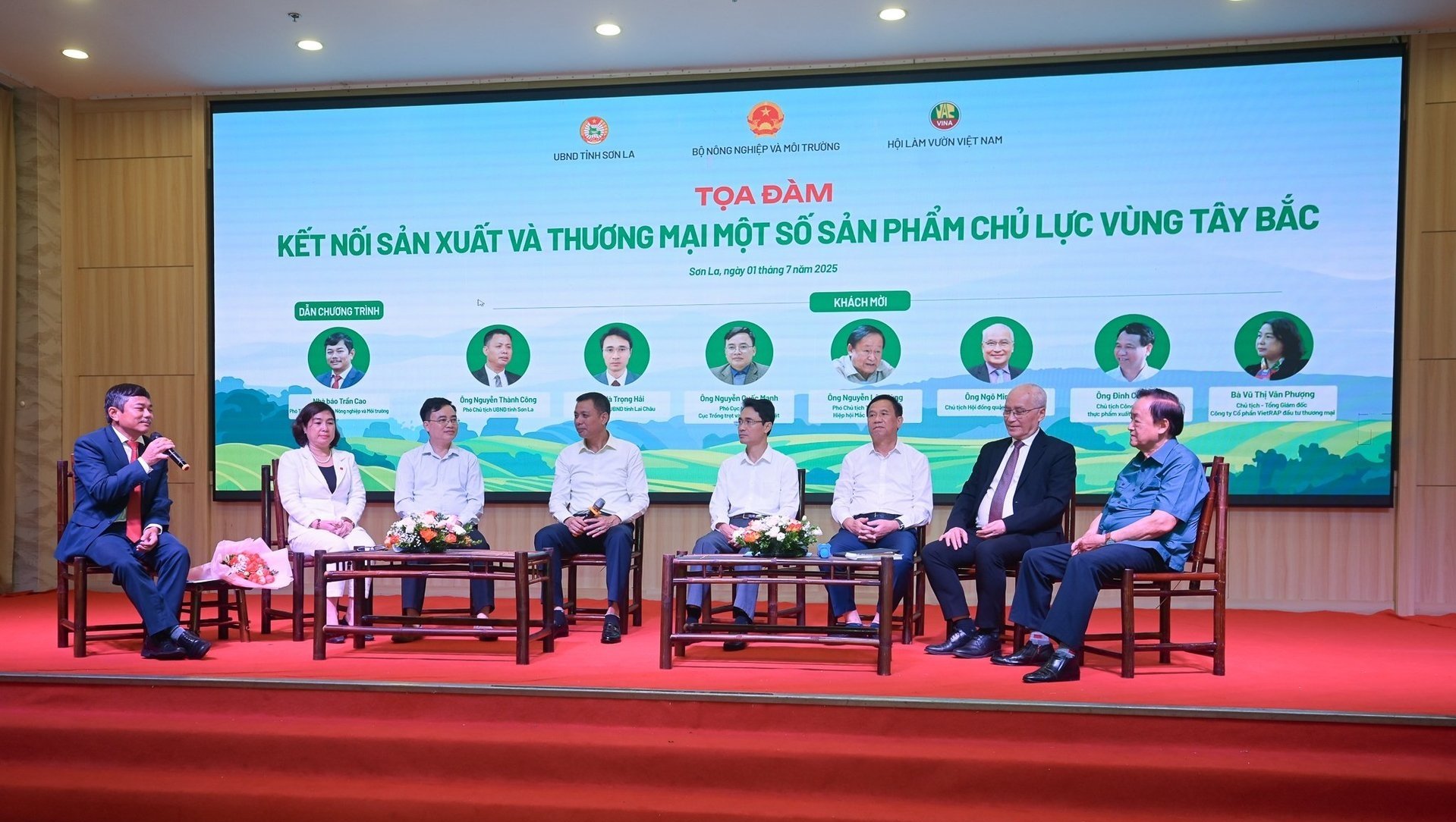 Nhà báo Trần Cao, Phó Tổng Biên tập Báo Nông nghiệp và Môi trường, dẫn Tọa đàm: Kết nối sản xuất và thương mại một số sản phẩm chủ lực vùng Tây Bắc (cà phê Arabica, mắc ca, cây ăn quả, dược liệu…) Nhà báo Trần Cao, Phó Tổng Biên tập Báo Nông nghiệp và Môi trường, dẫn Tọa đàm: Kết nối sản xuất và thương mại một số sản phẩm chủ lực vùng Tây Bắc (cà phê Arabica, mắc ca, cây ăn quả, dược liệu…)