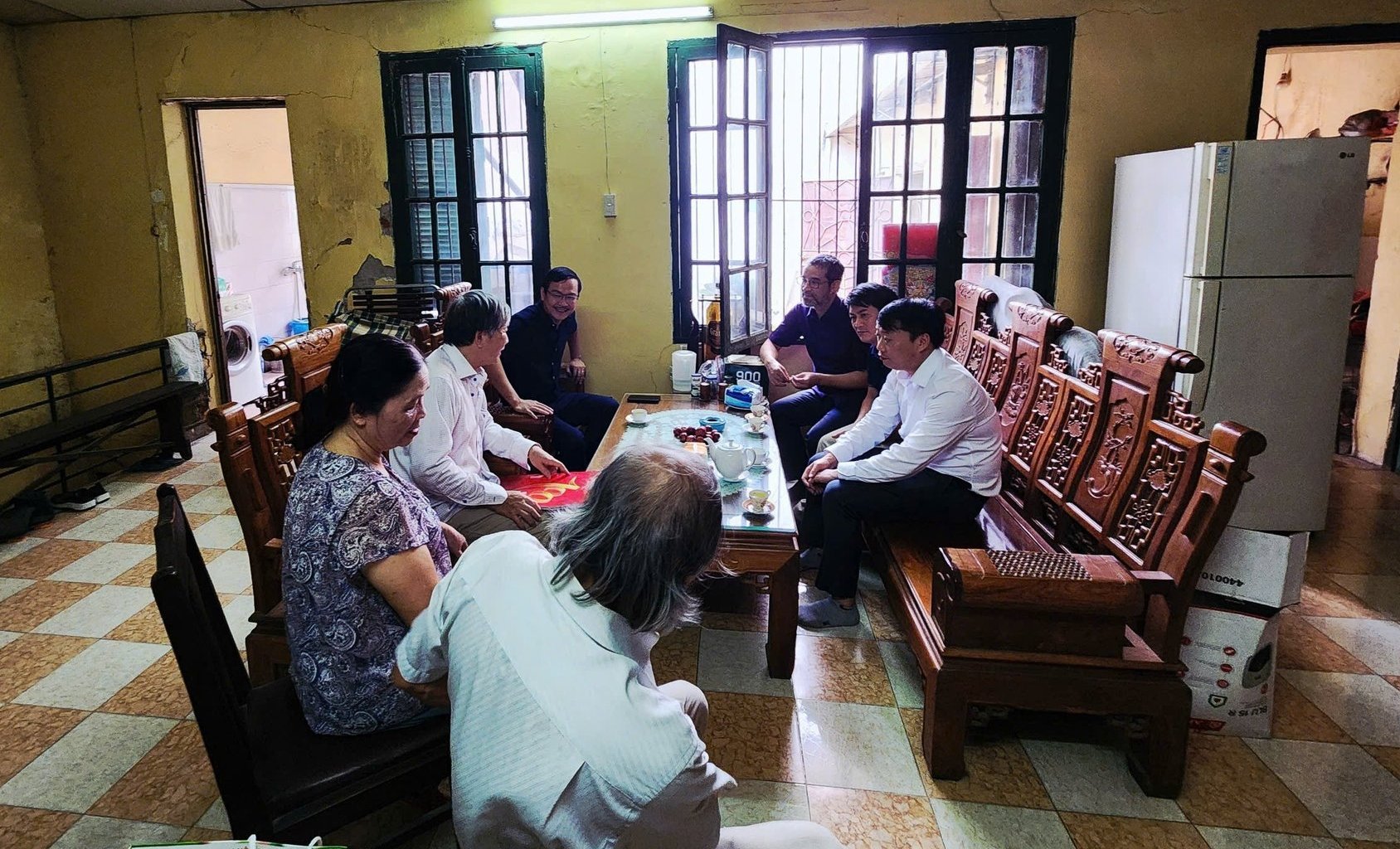 Lãnh đạo Báo Nông nghiệp và Môi trường trò chuyện cùng các con của cụ Hoàng Văn Đức. Ảnh: Hồng Trường. Lãnh đạo Báo Nông nghiệp và Môi trường trò chuyện cùng các con của cụ Hoàng Văn Đức. Ảnh: Hồng Trường.