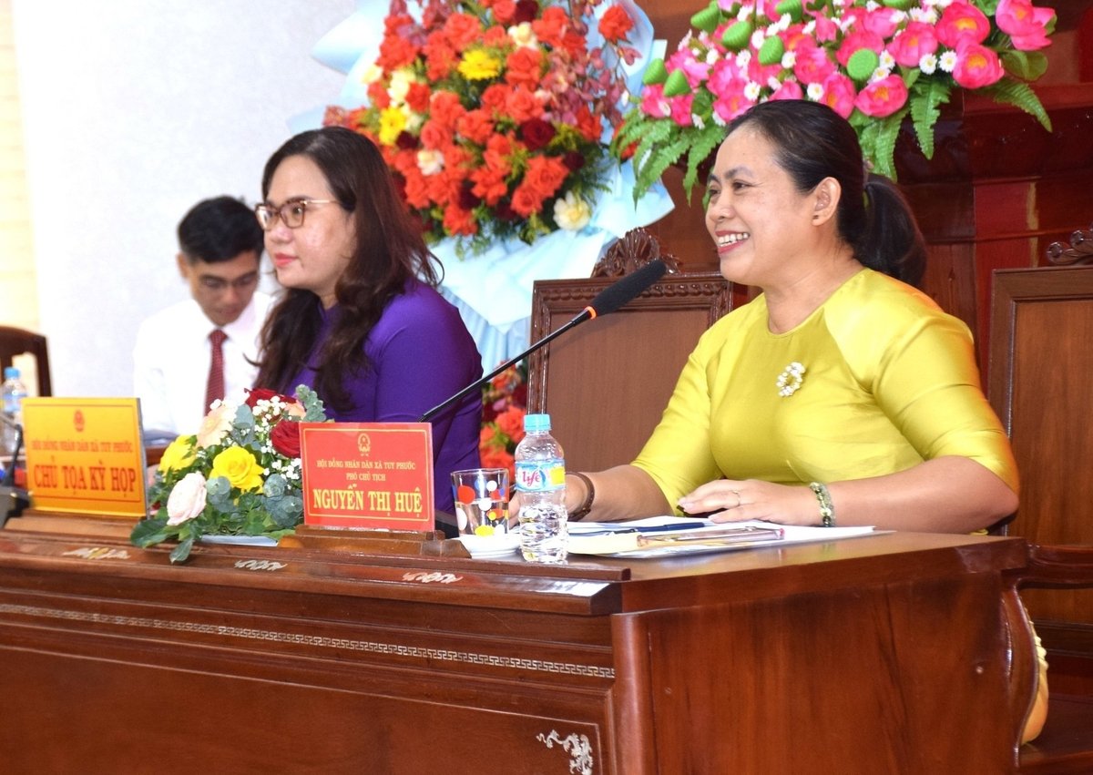 Bà Lê Thị Vinh Hương, Bí thư Đảng ủy xã Tuy Phước, chủ tọa chức Kỳ họp thứ Nhất HĐND xã Tuy Phước Khóa I nhiệm kỳ 2021 - 2026. Ảnh: V.Đ.T.