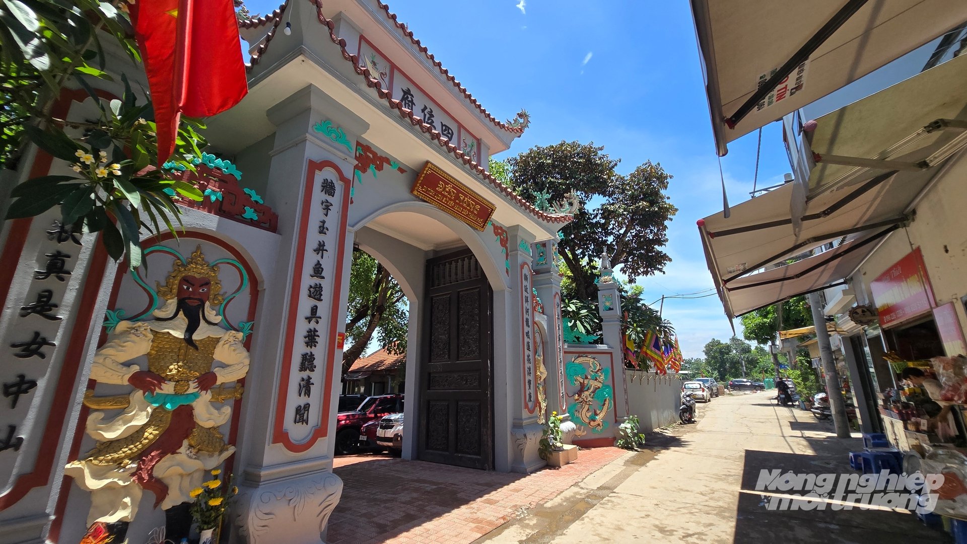 Cổng vào di tích đền Rừng. Ảnh: Kiên Trung.