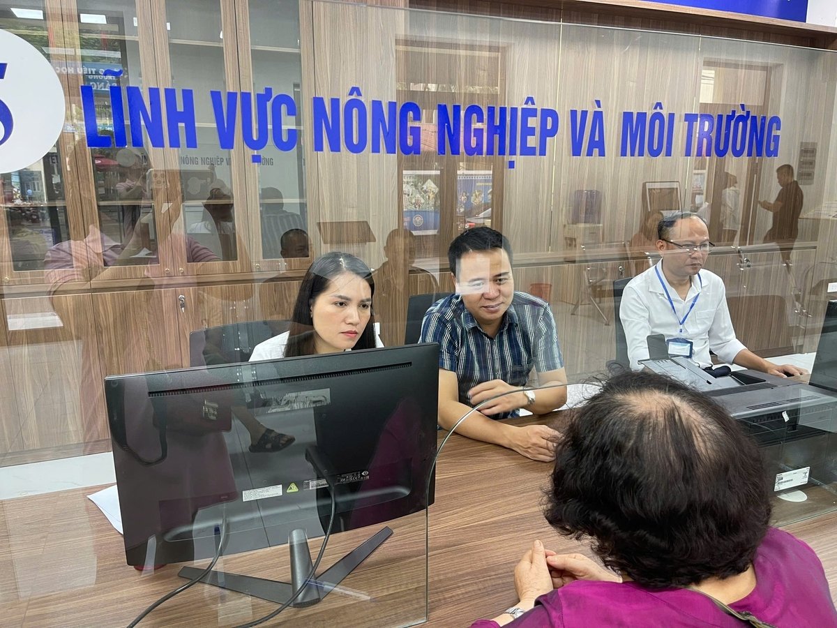 Cán bộ hướng dẫn nhiệt tình, trả lời giải đáp của người dân đến làm thủ tục. Ảnh: Nguyễn Thủy. Cán bộ hướng dẫn nhiệt tình, trả lời giải đáp của người dân đến làm thủ tục. Ảnh: Nguyễn Thủy.