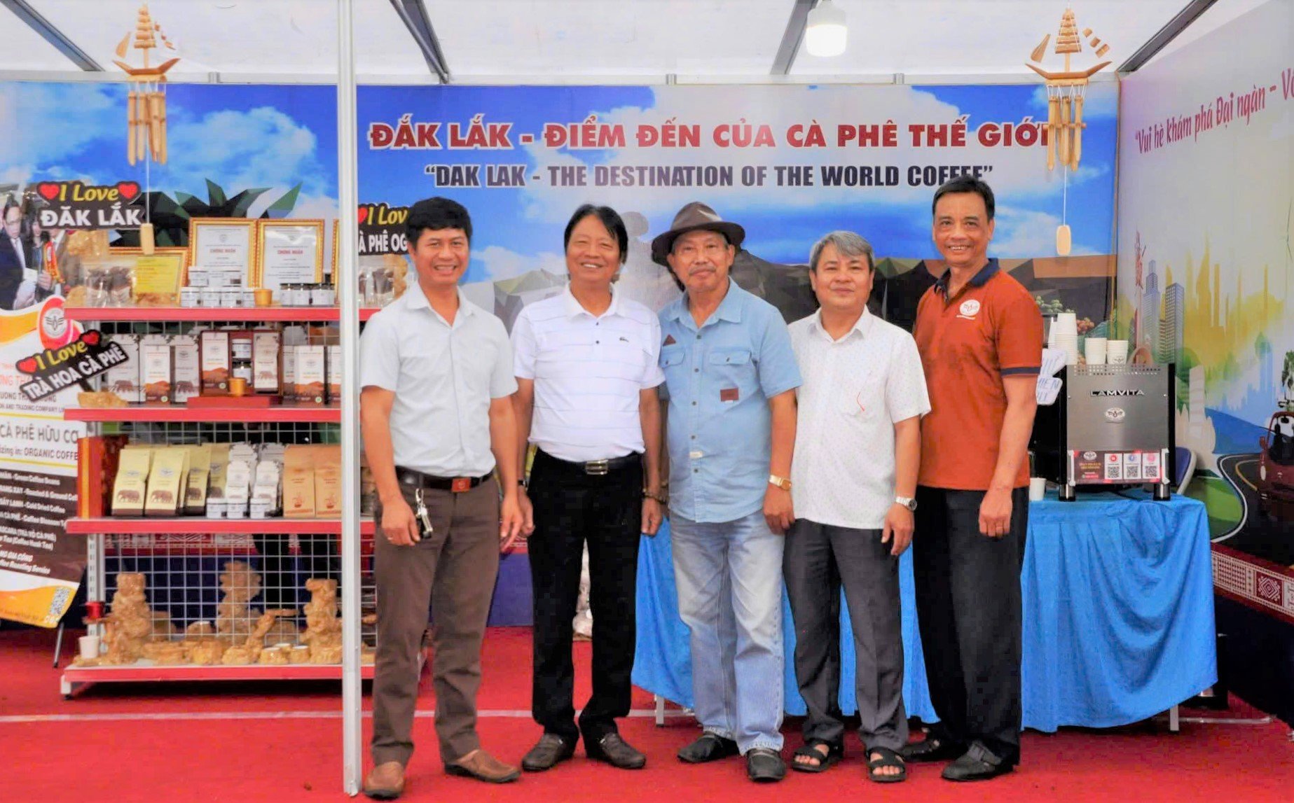 Ông Nguyễn Văn Lạng (thứ 2 từ trái qua) nguyên Chủ tịch UBND tỉnh Đắk Lắk, tham quan, trải nghiệm tại chương trình 'Ngày hội Gia đình Việt Nam năm 2025'. Ảnh: Tuấn Trần. Ông Nguyễn Văn Lạng (thứ 2 từ trái qua) nguyên Chủ tịch UBND tỉnh Đắk Lắk, tham quan, trải nghiệm tại chương trình 'Ngày hội Gia đình Việt Nam năm 2025'. Ảnh: Tuấn Trần.