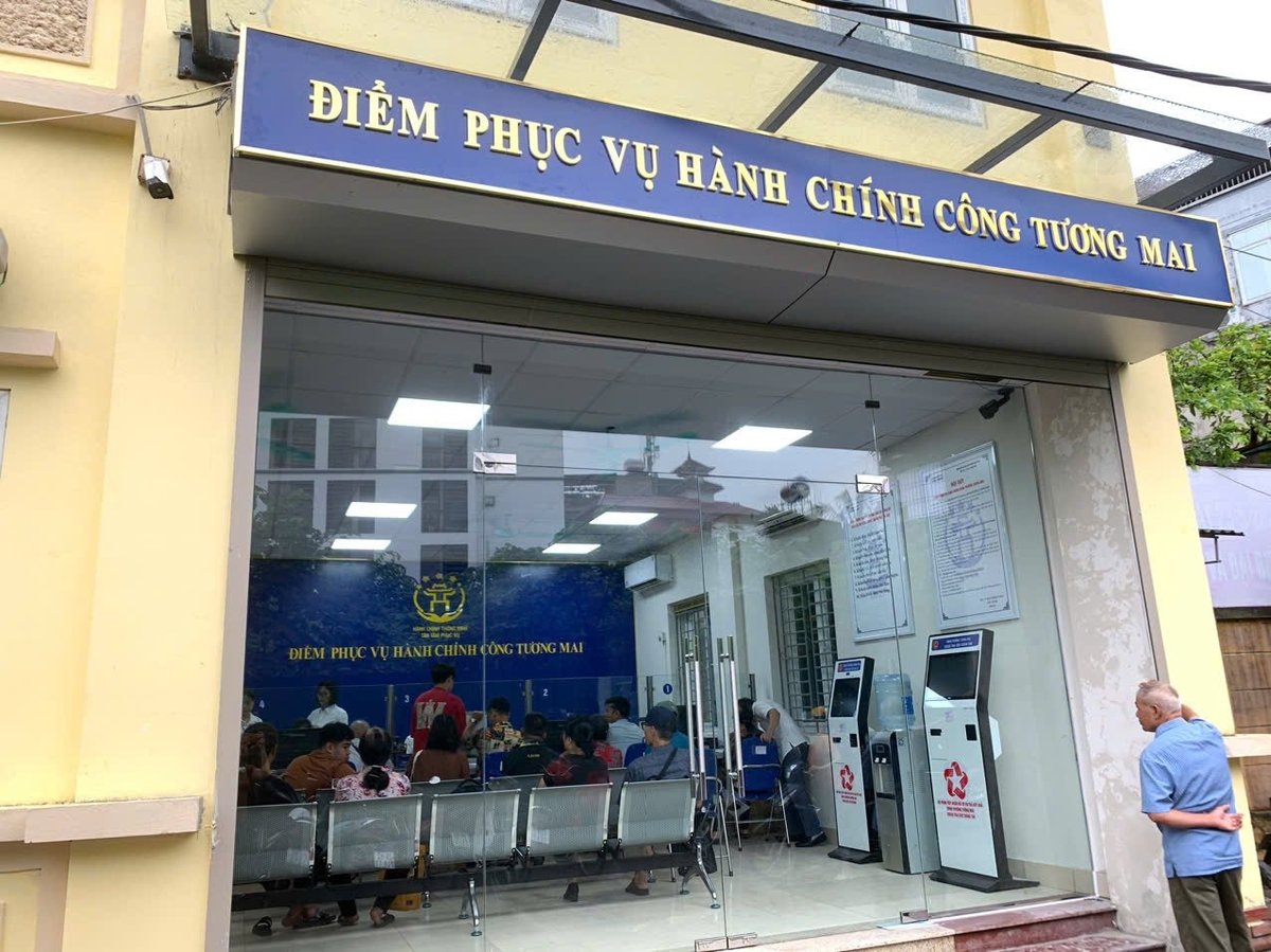 Ngay từ đầu giờ sáng 1/7, nhiều người dân đã đến điểm phục vụ hành chính công phường Tương Mai để giải quyết các thủ tục cần thiết. Ảnh: Mai Đan. Ngay từ đầu giờ sáng 1/7, nhiều người dân đã đến điểm phục vụ hành chính công phường Tương Mai để giải quyết các thủ tục cần thiết. Ảnh: Mai Đan.
