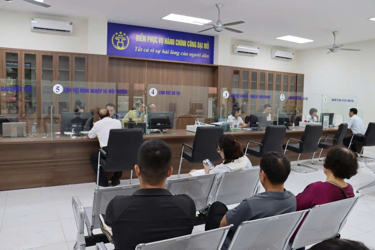 Sáng 1/7, rất đông người dân đến làm thủ tục hành chính tại UBND phường Đại Mỗ. Ảnh: Nguyễn Thủy. Sáng 1/7, rất đông người dân đến làm thủ tục hành chính tại UBND phường Đại Mỗ. Ảnh: Nguyễn Thủy.