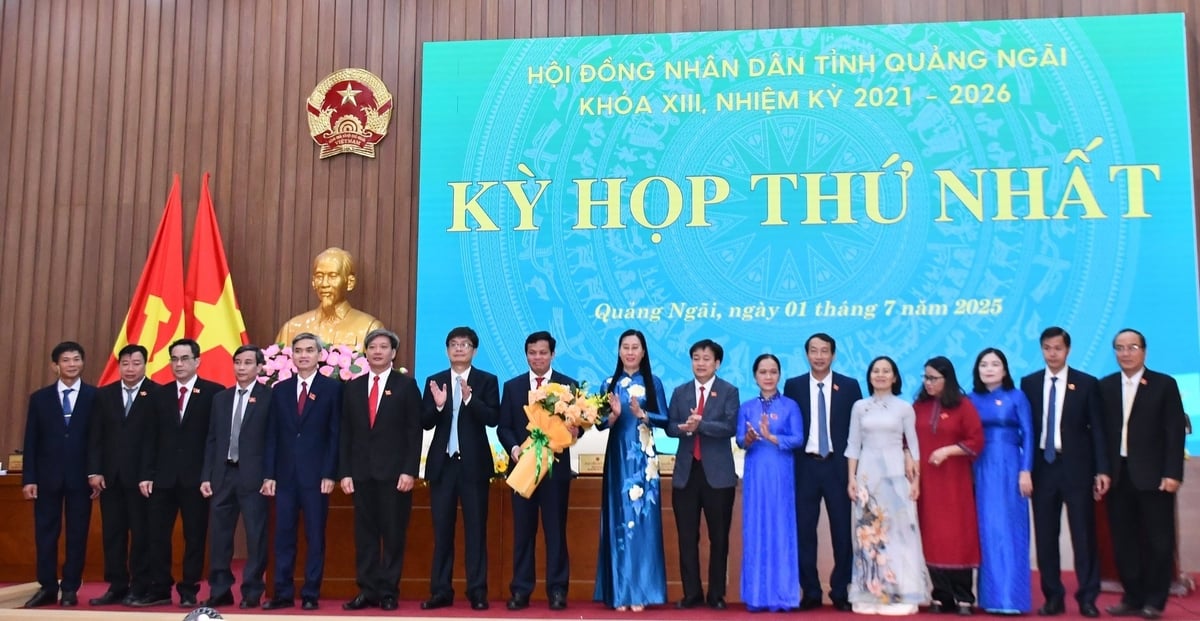 Bí thư Tỉnh ủy Quảng Ngãi tặng hoa cho các lãnh đạo HĐND và các ban HĐND tỉnh Quảng Ngãi. Ảnh: Võ Hà Bí thư Tỉnh ủy Quảng Ngãi tặng hoa cho các lãnh đạo HĐND và các ban HĐND tỉnh Quảng Ngãi. Ảnh: Võ Hà