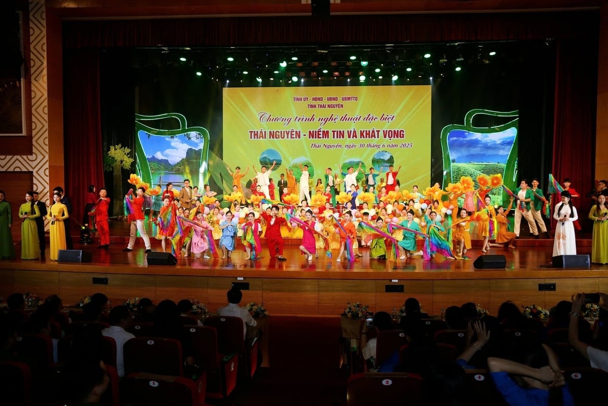 Chương trình nghệ thuật quy tụ hơn 120 nghệ sĩ, ca sĩ, diễn viên tên tuổi và chuyên nghiệp. Ảnh: Quang Linh.