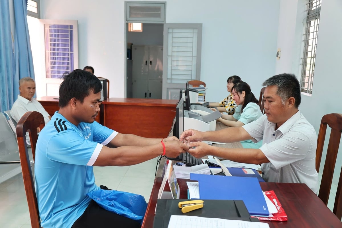 Cán bộ xã Hòa Hội tận tình phục vụ cư dân biên giới. Ảnh: Trần Trung. Cán bộ xã Hòa Hội tận tình phục vụ cư dân biên giới. Ảnh: Trần Trung.