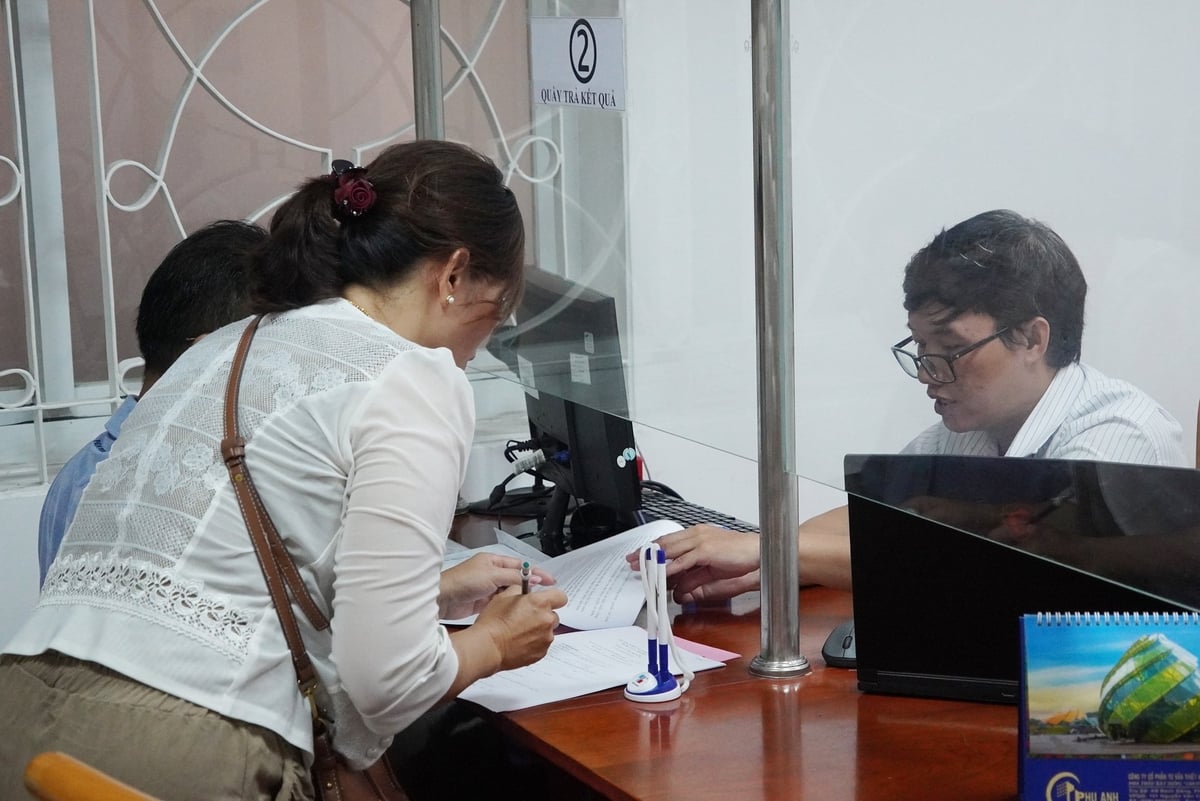 Vợ chồng anh Phạm Văn Hoạch được cán bộ phường Sài Gòn hướng dẫn các thủ tục nhà đất trong ngày 1/7. Ảnh: Nguyễn Thủy. Vợ chồng anh Phạm Văn Hoạch được cán bộ phường Sài Gòn hướng dẫn các thủ tục nhà đất trong ngày 1/7. Ảnh: Nguyễn Thủy.