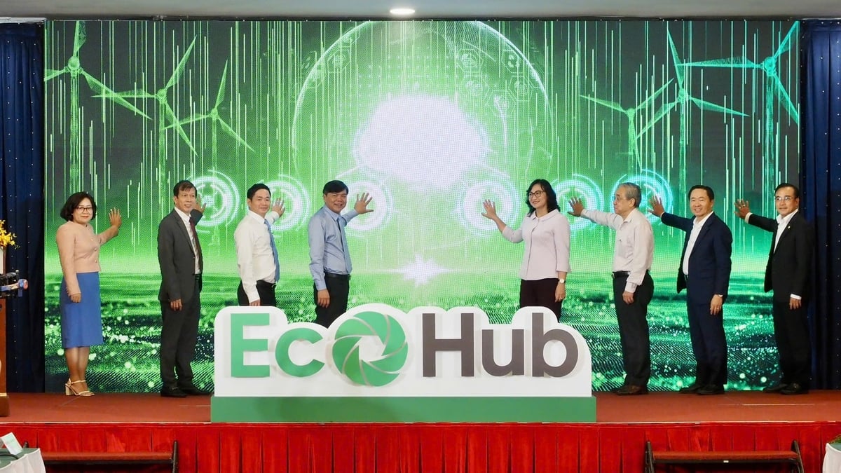 Các đại biểu thực hiện nghi thức công bố sàn thương mại điện tử xanh EcoHub tại Diễn đàn kinh tế xanh 2025. Ảnh: Hoàng Hùng.