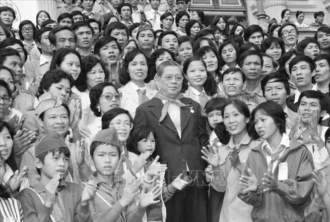Tổng Bí thư Nguyễn Văn Linh gặp mặt đoàn đại biểu dự Hội nghị cán bộ phụ trách thiếu nhi giỏi toàn quốc (13/11/1989).