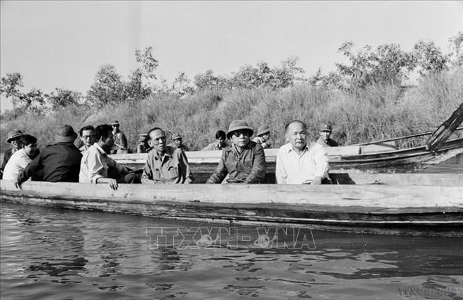 Tổng Bí thư Nguyễn Văn Linh thăm huyện Mộc Hóa (Long An, 1988).