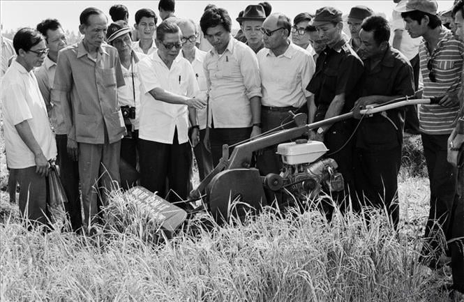 Tổng Bí thư Nguyễn Văn Linh xem máy cắt lúa của Hợp tác xã Phước Tứ (Long An, 1988).