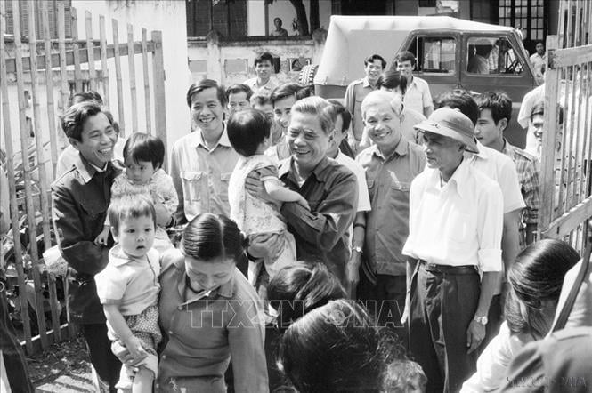 Tổng Bí thư Nguyễn Văn Linh thăm nhà trẻ thị xã Sơn La (1987).